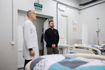 In Kherson, Volodymyr Zelenskyy Met with Patients and Medical Staff of the Renovated Surgical Department and Underground Hospital