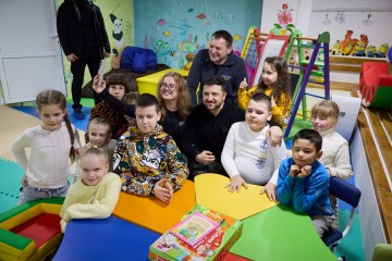 Володимир Зеленський зустрівся з херсонськими школярами в дитячому просторі