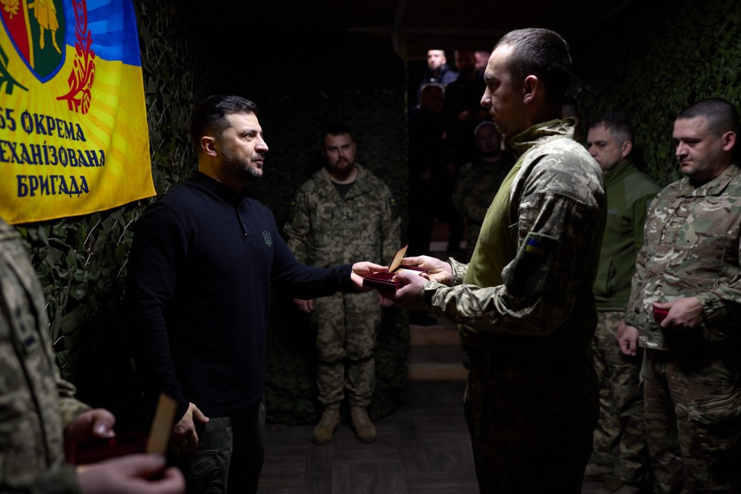 Президент зустрівся з воїнами 65-ї ОМБр, які захищають Україну на Оріхівському напрямку Президент зустрівся з воїнами 65-ї ОМБр, які захищають Україну на Оріхівському напрямку