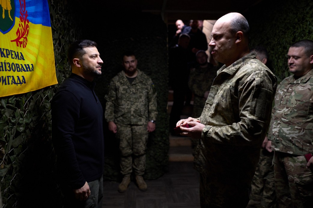 Президент зустрівся з воїнами 65-ї ОМБр, які захищають Україну на Оріхівському напрямку Президент зустрівся з воїнами 65-ї ОМБр, які захищають Україну на Оріхівському напрямку