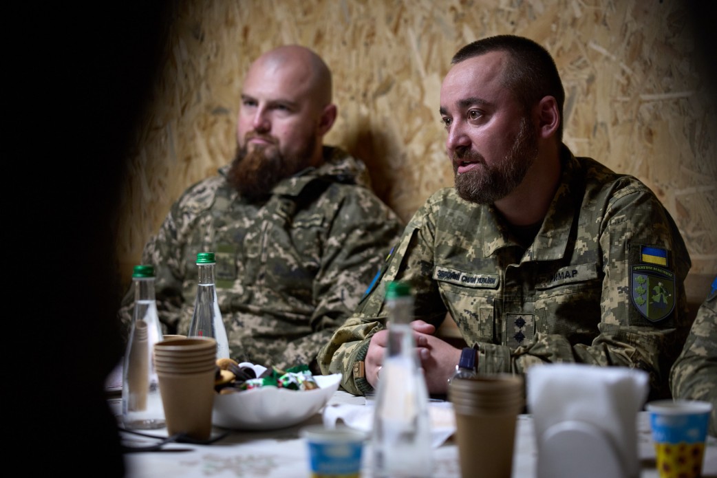 Президент зустрівся з воїнами 65-ї ОМБр, які захищають Україну на Оріхівському напрямку Президент зустрівся з воїнами 65-ї ОМБр, які захищають Україну на Оріхівському напрямку