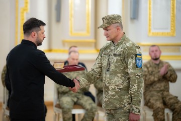 На кожен російський удар є наші відповіді – Президент під час відзначення воїнів найвищими державними нагородами
