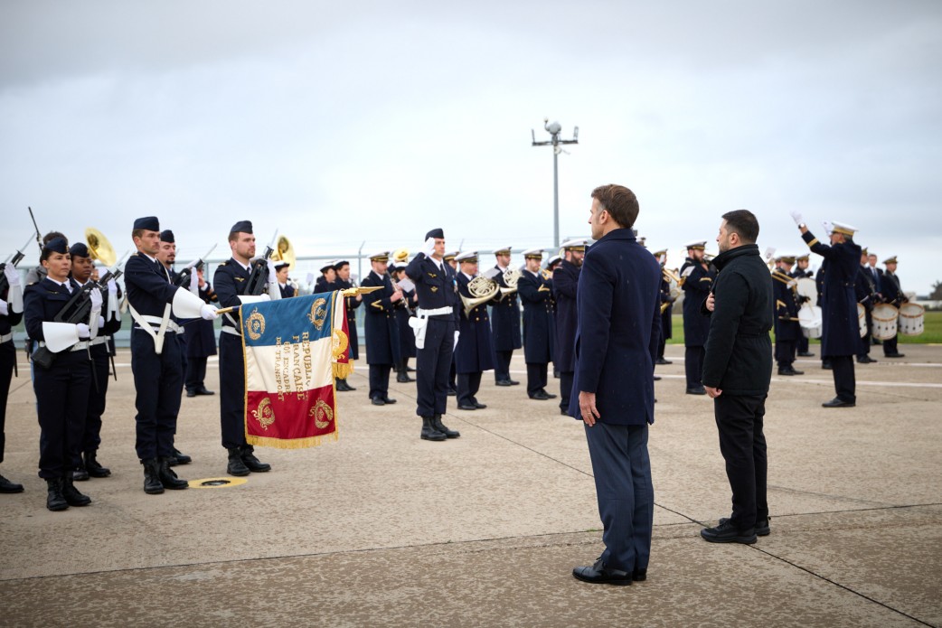Володимир Зеленський та Емманюель Макрон підписали документ, що дає Україні змогу придбати 100 літаків Rafale Володимир Зеленський та Емманюель Макрон підписали документ, що дає Україні змогу придбати 100 літаків Rafale