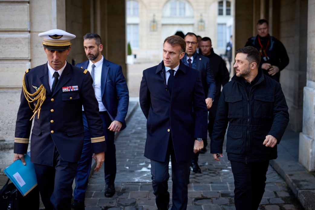 Володимир Зеленський та Емманюель Макрон взяли участь в українсько-французькому форумі з питань спільного виробництва дронів Володимир Зеленський та Емманюель Макрон взяли участь в українсько-французькому форумі з питань спільного виробництва дронів