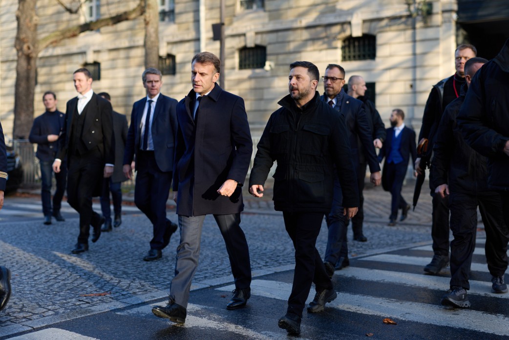 Володимир Зеленський та Емманюель Макрон взяли участь в українсько-французькому форумі з питань спільного виробництва дронів Володимир Зеленський та Емманюель Макрон взяли участь в українсько-французькому форумі з питань спільного виробництва дронів