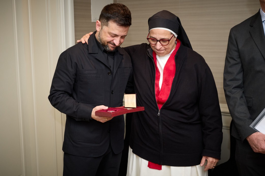 У Мадриді Президент України відзначив орденом княгині Ольги ІІІ ступеня директорку Фонду монастиря «Санта Клара», який підтримує українців під час війни У Мадриді Президент України відзначив орденом княгині Ольги ІІІ ступеня директорку Фонду монастиря «Санта Клара», який підтримує українців під час війни