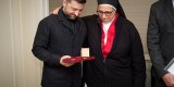 У Мадриді Президент України відзначив орденом княгині Ольги ІІІ ступеня директорку Фонду монастиря «Санта Клара», який підтримує українців під час війни У Мадриді Президент України відзначив орденом княгині Ольги ІІІ ступеня директорку Фонду монастиря «Санта Клара», який підтримує українців під час війни