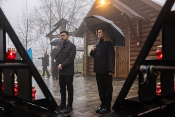 Президент і перша леді вшанували пам'ять Героїв Небесної Сотні