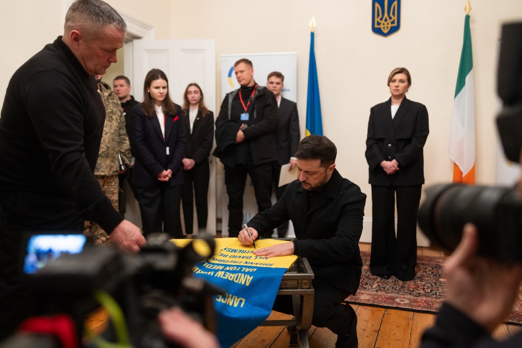 Володимир Зеленський передав нагороди рідним ірландських військовослужбовців, які віддали життя за Україну