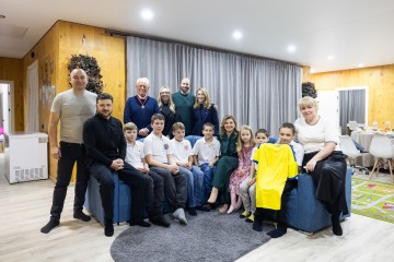 Напередодні Дня святого Миколая Президент і перша леді зустрілися з великою прийомною родиною на Київщині