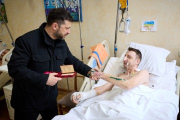 Володимир Зеленський зустрівся з пораненими воїнами й медиками, які допомагають їм відновлюватися