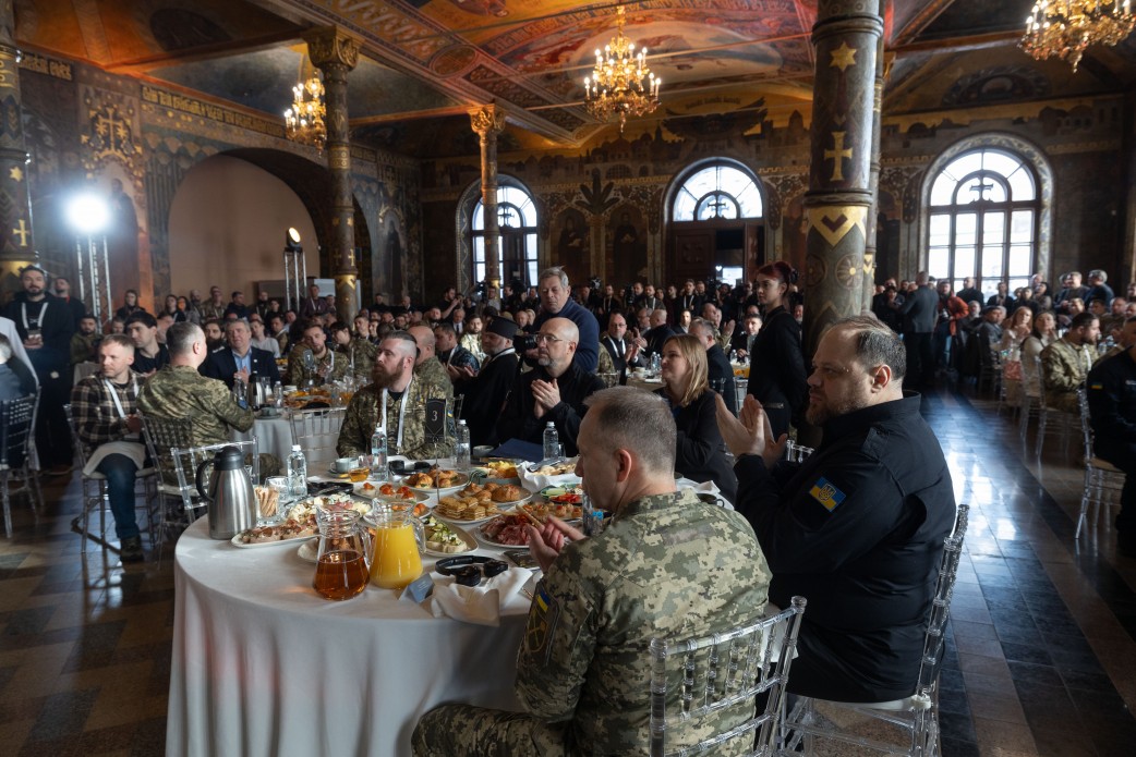 Росія давно порушила все: і норми міжнародного права, і закони здорового глузду, і всі Божі заповіді – Президент під час другого військового молитовного сніданку Росія давно порушила все: і норми міжнародного права, і закони здорового глузду, і всі Божі заповіді – Президент під час другого військового молитовного сніданку