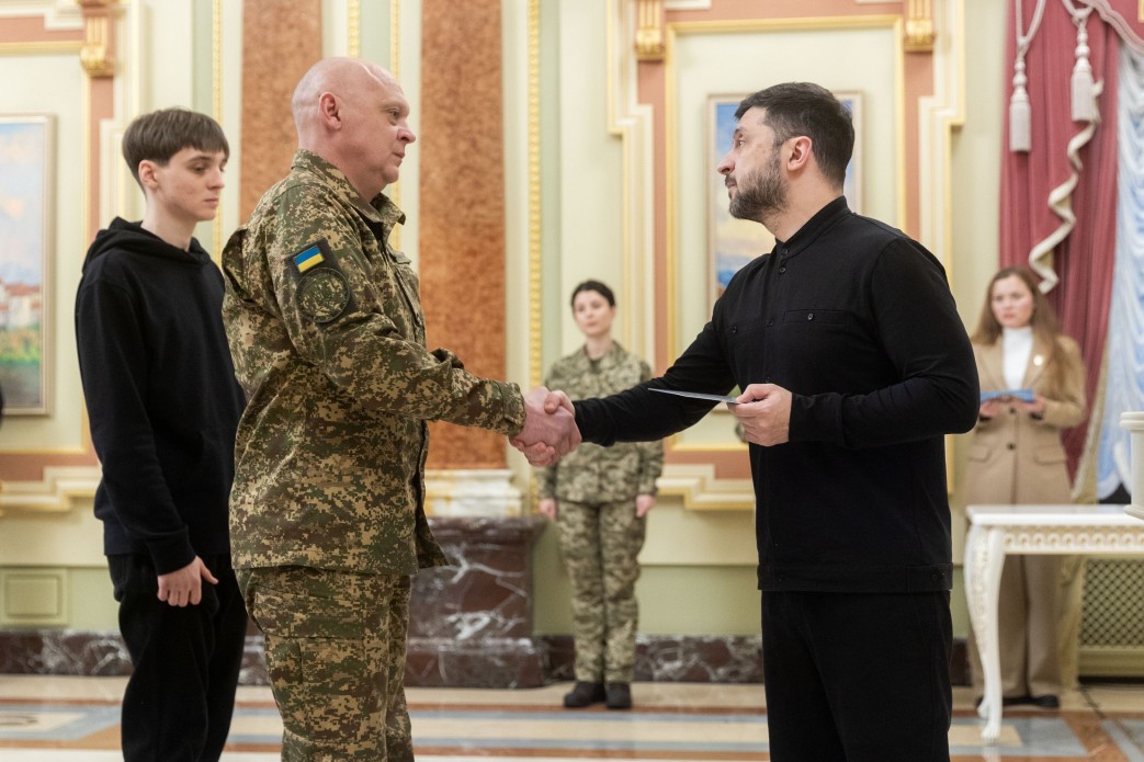 Україна не збереглася б, якби не було такого героїзму, який проявляють наші воїни – Президент під час вручення сертифікатів на квартири Героям України та рідним загиблих захисників Україна не збереглася б, якби не було такого героїзму, який проявляють наші воїни – Президент під час вручення сертифікатів на квартири Героям України та рідним загиблих захисників