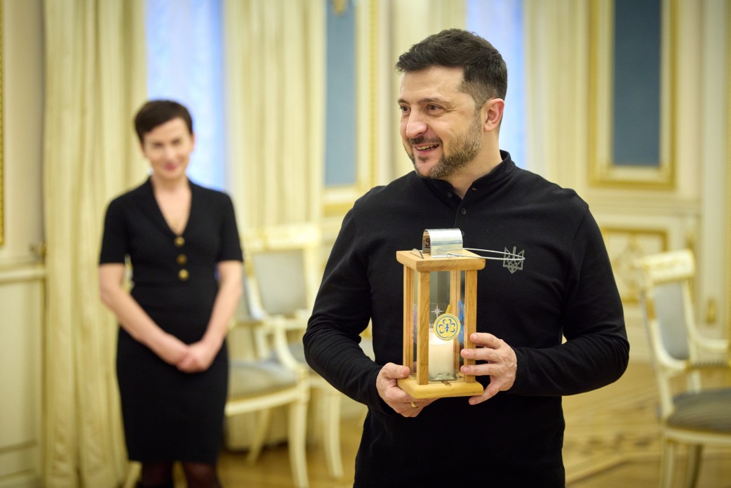 Президент прийняв Вифлеємський вогонь миру від представників скаутських організацій України Президент прийняв Вифлеємський вогонь миру від представників скаутських організацій України