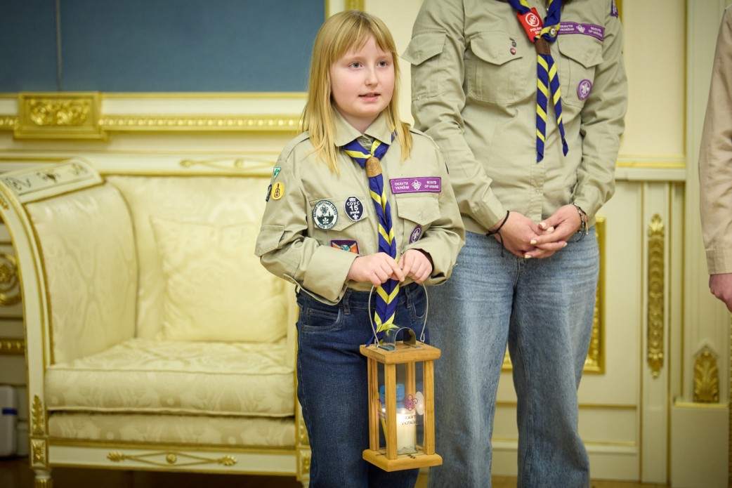 Президент прийняв Вифлеємський вогонь миру від представників скаутських організацій України Президент прийняв Вифлеємський вогонь миру від представників скаутських організацій України