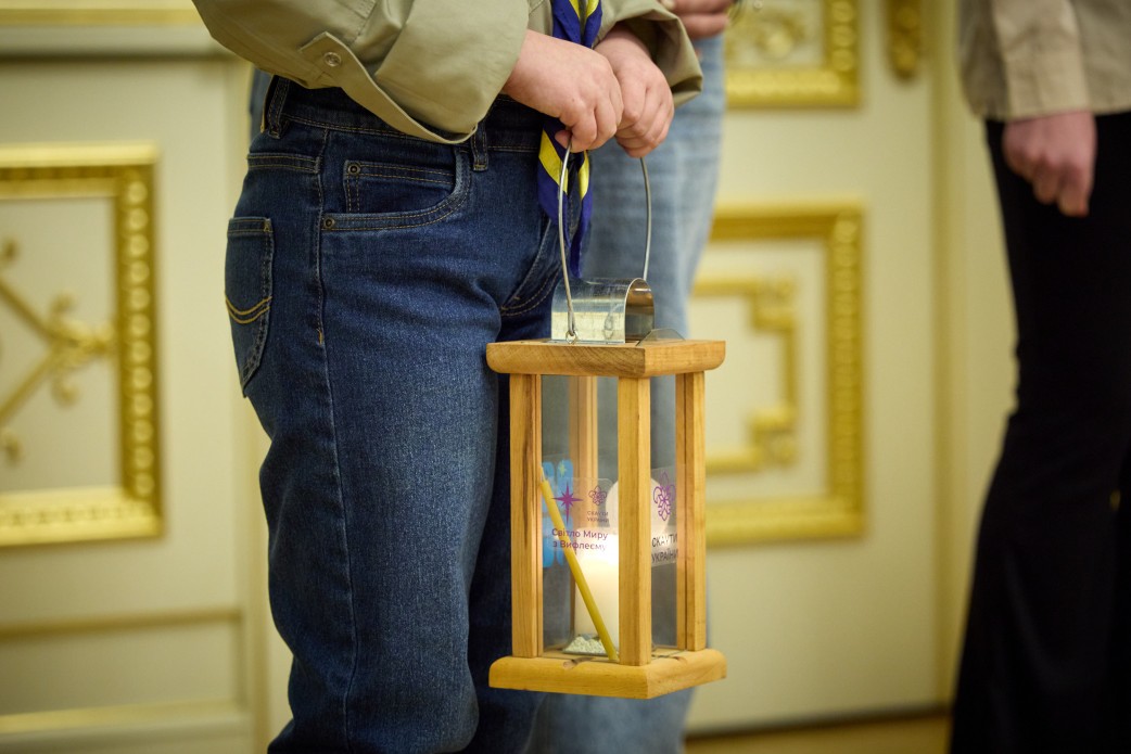 Президент прийняв Вифлеємський вогонь миру від представників скаутських організацій України Президент прийняв Вифлеємський вогонь миру від представників скаутських організацій України