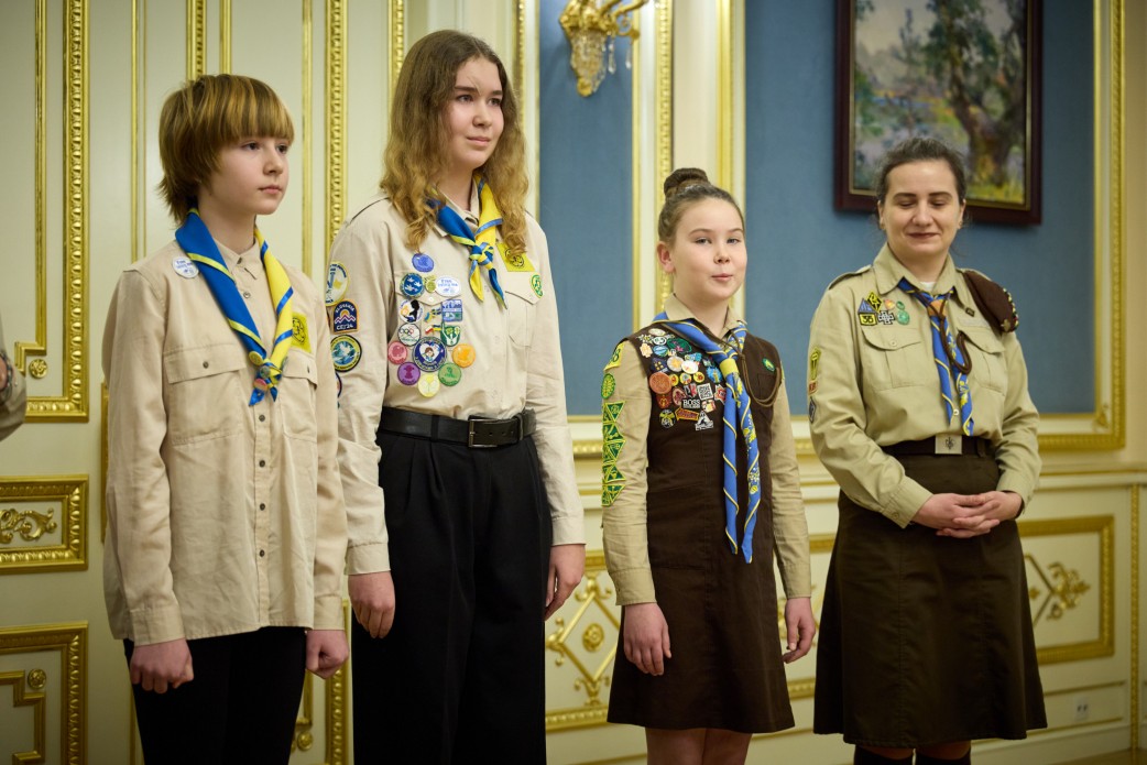 Президент прийняв Вифлеємський вогонь миру від представників скаутських організацій України Президент прийняв Вифлеємський вогонь миру від представників скаутських організацій України