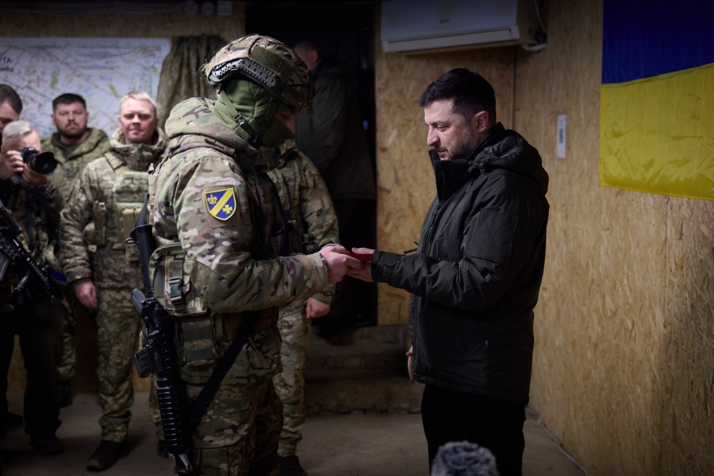 На Харківщині Президент заслухав доповідь про оборону Куп’янська та відзначив державними нагородами воїнів 2-го батальйону 101-ї ОБрО На Харківщині Президент заслухав доповідь про оборону Куп’янська та відзначив державними нагородами воїнів 2-го батальйону 101-ї ОБрО