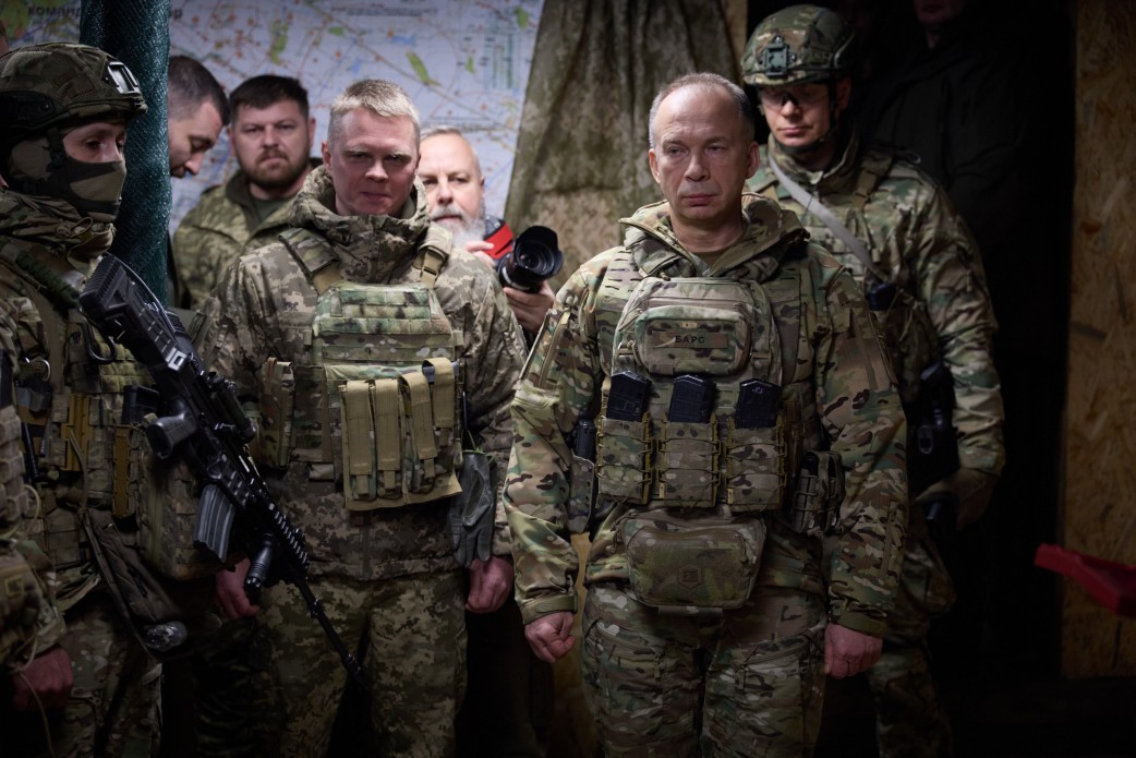 На Харківщині Президент заслухав доповідь про оборону Куп’янська та відзначив державними нагородами воїнів 2-го батальйону 101-ї ОБрО На Харківщині Президент заслухав доповідь про оборону Куп’янська та відзначив державними нагородами воїнів 2-го батальйону 101-ї ОБрО