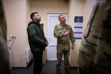 На пункті управління тактичної групи «Куп’янськ» Володимир Зеленський заслухав доповідь командира щодо ситуації на фронті та поспілкувався про потреби воїнів