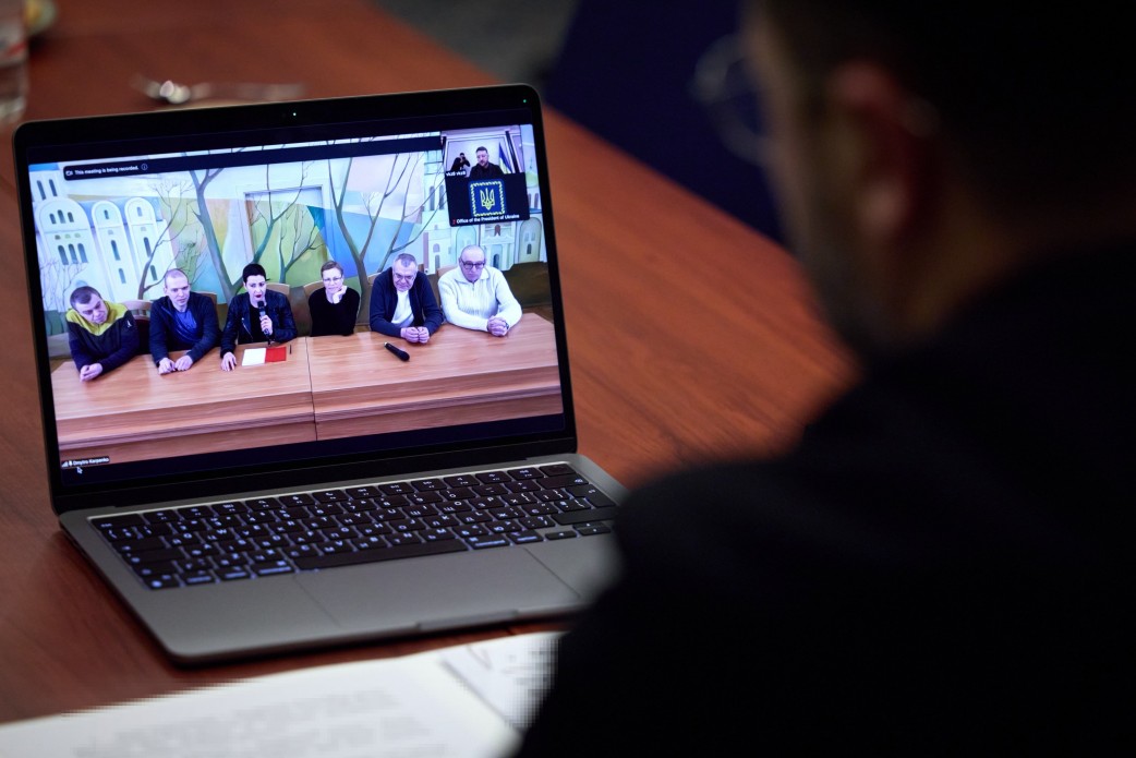 Президент провів відеорозмову зі звільненими з Білорусі цивільними Президент провів відеорозмову зі звільненими з Білорусі цивільними