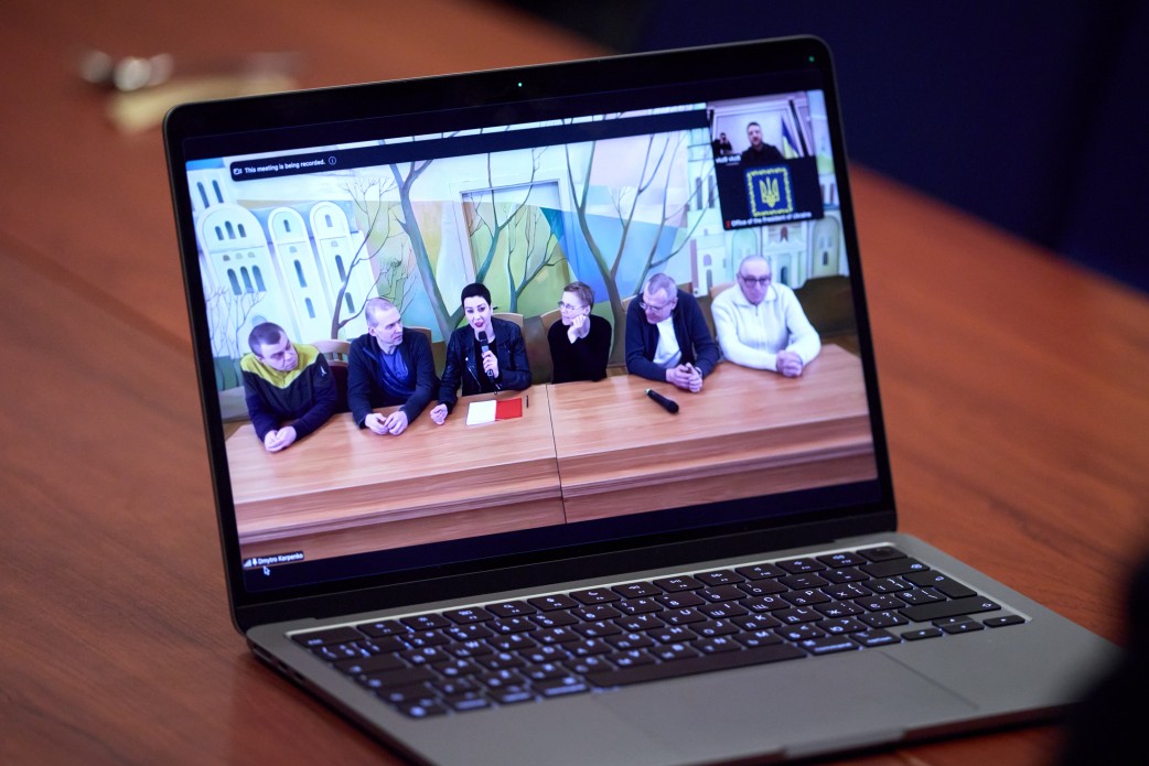 Президент провів відеорозмову зі звільненими з Білорусі цивільними Президент провів відеорозмову зі звільненими з Білорусі цивільними