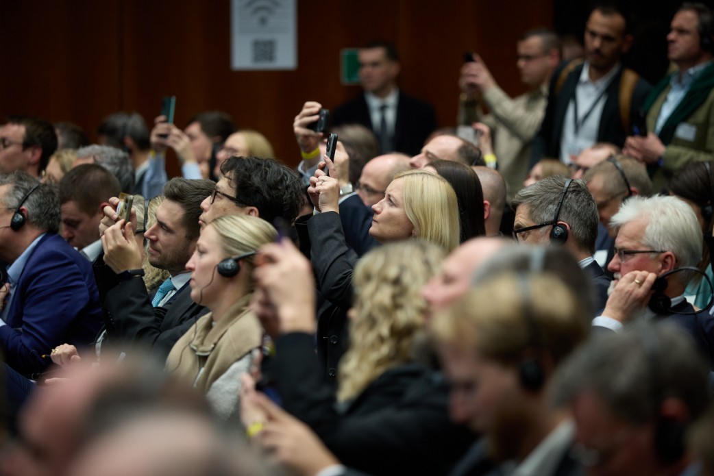 Саме в Берліні ми готуємо один із перших офісів, який буде займатися спільними виробничими проєктами в оборонній промисловості – Президент під час участі в Німецько-українському економічному форумі Саме в Берліні ми готуємо один із перших офісів, який буде займатися спільними виробничими проєктами в оборонній промисловості – Президент під час участі в Німецько-українському економічному форумі