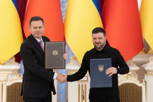 Президент України Володимир Зеленський і Прем’єр Португалії Луїш Монтенегру підписали в Києві Спільну заяву про започаткування партнерства з виробництва морських безпілотних систем між країнами, 20 грудня 2025 року.