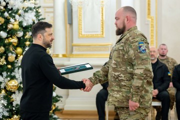 Україна може боротись і стояти саме завдяки тому, що в нас є ви – Президент під час відзначення воїнів найвищими державними нагородами