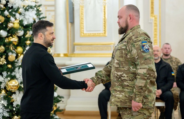 Україна може боротись і стояти саме завдяки тому, що в нас є ви – Президент під час відзначення воїнів найвищими державними нагородами