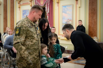 Президент вручив 20 сертифікатів на отримання квартир Героям України та рідним загиблих Героїв