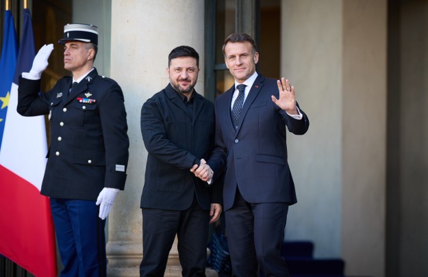 Володимир Зеленський та Емманюель Макрон скоординували позиції перед зустріччю лідерів країн – учасниць Коаліції охочих, яка відбудеться сьогодні в Парижі