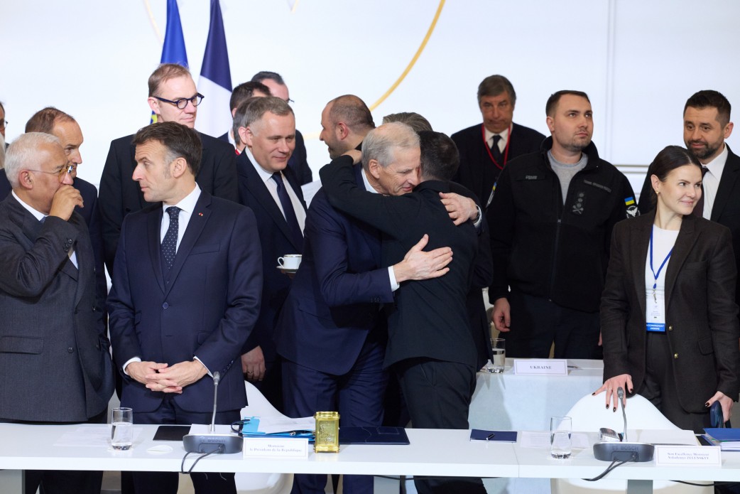 Заява Президента України під час спільного з Емманюелем Макроном, Кіром Стармером, Фрідріхом Мерцом, Стівеном Віткоффом і Джаредом Кушнером спілкування з медіа Заява Президента України під час спільного з Емманюелем Макроном, Кіром Стармером, Фрідріхом Мерцом, Стівеном Віткоффом і Джаредом Кушнером спілкування з медіа