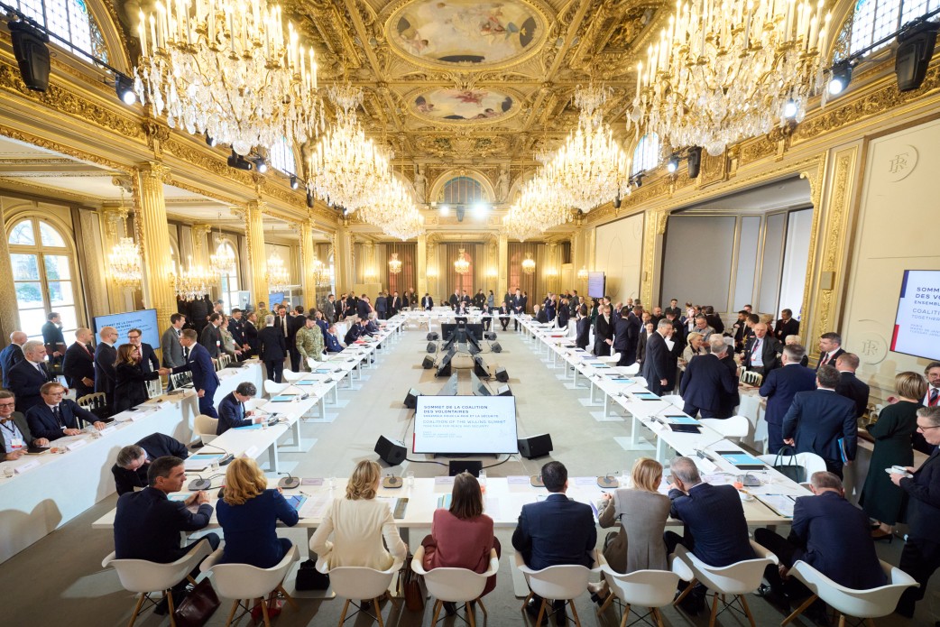 Заява Президента України під час спільного з Емманюелем Макроном, Кіром Стармером, Фрідріхом Мерцом, Стівеном Віткоффом і Джаредом Кушнером спілкування з медіа Заява Президента України під час спільного з Емманюелем Макроном, Кіром Стармером, Фрідріхом Мерцом, Стівеном Віткоффом і Джаредом Кушнером спілкування з медіа