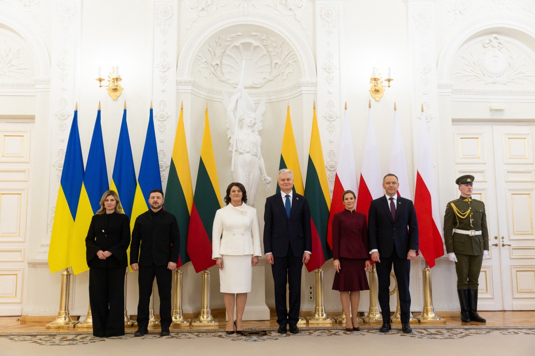 Заява Президента України під час спільного з президентами Литви та Польщі спілкування із журналістами Заява Президента України під час спільного з президентами Литви та Польщі спілкування із журналістами