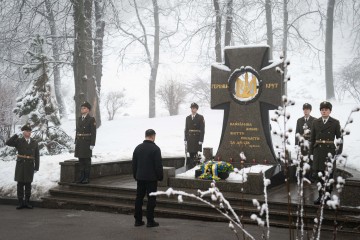 Президент ушанував пам'ять Героїв Крут на Аскольдовій могилі в Києві 