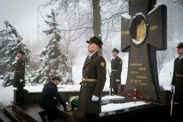 Президент ушанував пам'ять Героїв Крут на Аскольдовій могилі в Києві