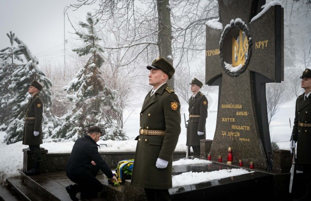 Президент ушанував пам'ять Героїв Крут на Аскольдовій могилі в Києві