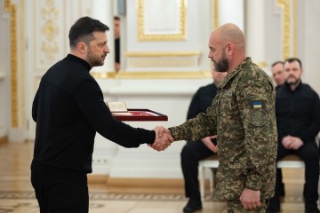 Цінуємо й пам'ятаємо всіх, хто бився заради того, щоб Україна могла жити – Володимир Зеленський під час вручення найвищих державних нагород воїнам 