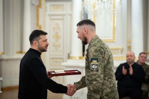 Президент Володимир Зеленський відзначив орденами «Золота Зірка» Героїв України та передав нагороди рідним загиблих Героїв, а також вручив українським воїнам відзнаки «Хрест бойових заслуг», 29 січня 2026 року.