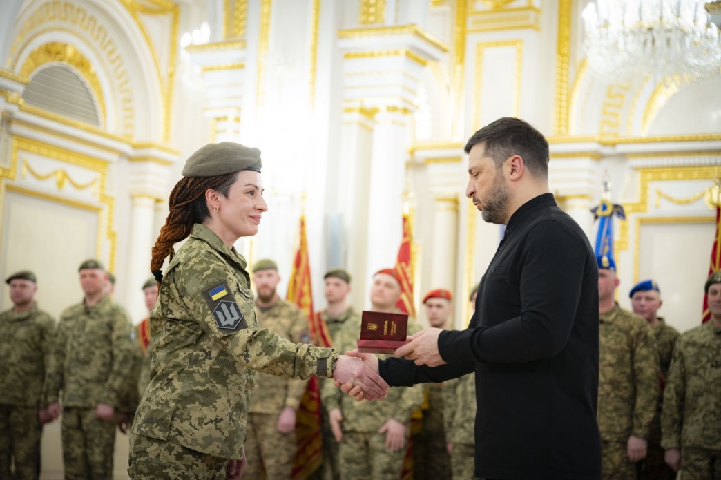 Україна зараз на сильних позиціях, бо наші воїни витримують усі штурми – Президент відзначив захисників і захисниць нагородами напередодні четвертих роковин повномасштабної російської війни Україна зараз на сильних позиціях, бо наші воїни витримують усі штурми – Президент відзначив захисників і захисниць нагородами напередодні четвертих роковин повномасштабної російської війни