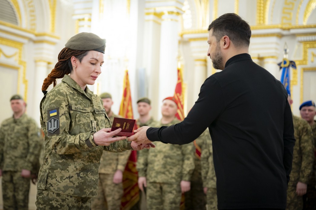 Україна зараз на сильних позиціях, бо наші воїни витримують усі штурми – Президент відзначив захисників і захисниць нагородами напередодні четвертих роковин повномасштабної російської війни Україна зараз на сильних позиціях, бо наші воїни витримують усі штурми – Президент відзначив захисників і захисниць нагородами напередодні четвертих роковин повномасштабної російської війни