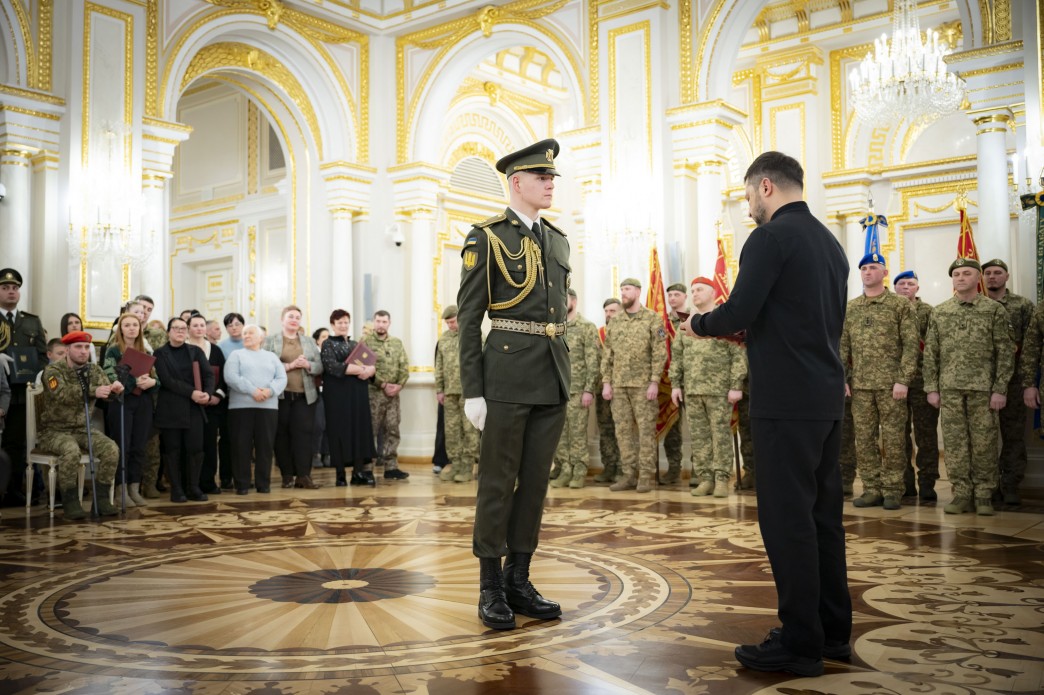 Україна зараз на сильних позиціях, бо наші воїни витримують усі штурми – Президент відзначив захисників і захисниць нагородами напередодні четвертих роковин повномасштабної російської війни Україна зараз на сильних позиціях, бо наші воїни витримують усі штурми – Президент відзначив захисників і захисниць нагородами напередодні четвертих роковин повномасштабної російської війни