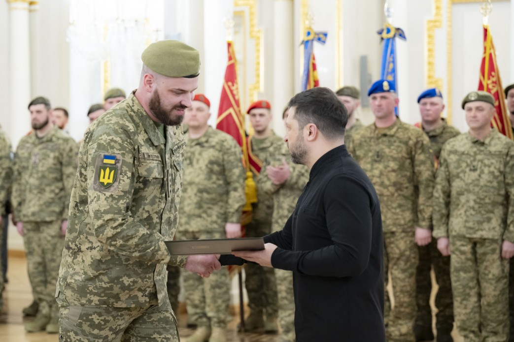Україна зараз на сильних позиціях, бо наші воїни витримують усі штурми – Президент відзначив захисників і захисниць нагородами напередодні четвертих роковин повномасштабної російської війни Україна зараз на сильних позиціях, бо наші воїни витримують усі штурми – Президент відзначив захисників і захисниць нагородами напередодні четвертих роковин повномасштабної російської війни