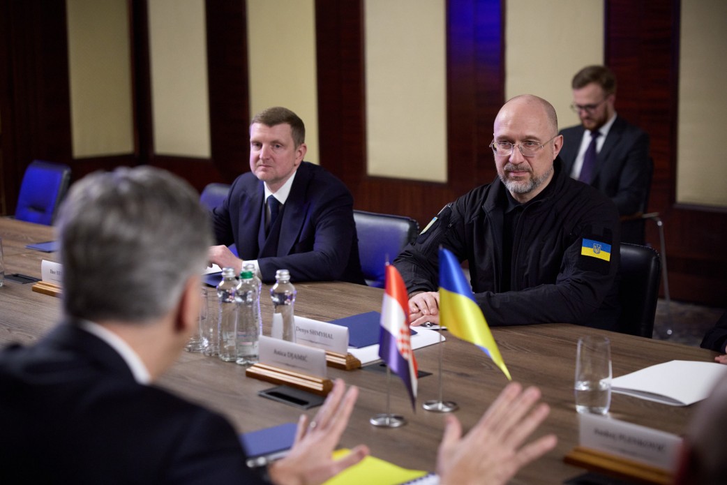 Заява Володимира Зеленського під час спільного з Антоніу Коштою та Урсулою фон дер Ляєн спілкування з журналістами Заява Володимира Зеленського під час спільного з Антоніу Коштою та Урсулою фон дер Ляєн спілкування з журналістами