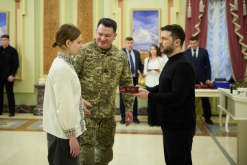 Президент вручив державні нагороди та відзнаки «Золоте серце» українським волонтерам, лікарям, освітянам, вченим, діячам культури, спортсменам та журналістам