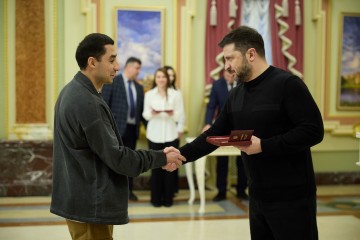 Володимир Зеленський вручив державні нагороди та відзнаки «Золоте серце» українським волонтерам, лікарям, освітянам, ученим, діячам культури, спортсменам і журналістам за внесок у боротьбу проти російської агресії 