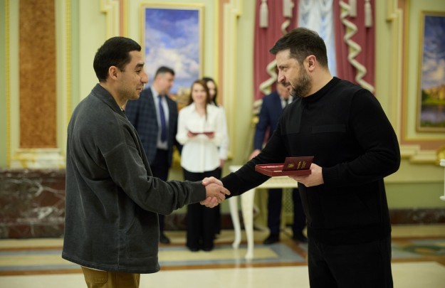 Володимир Зеленський вручив державні нагороди та відзнаки «Золоте серце» українським волонтерам, лікарям, освітянам, ученим, діячам культури, спортсменам і журналістам за внесок у боротьбу проти російської агресії 