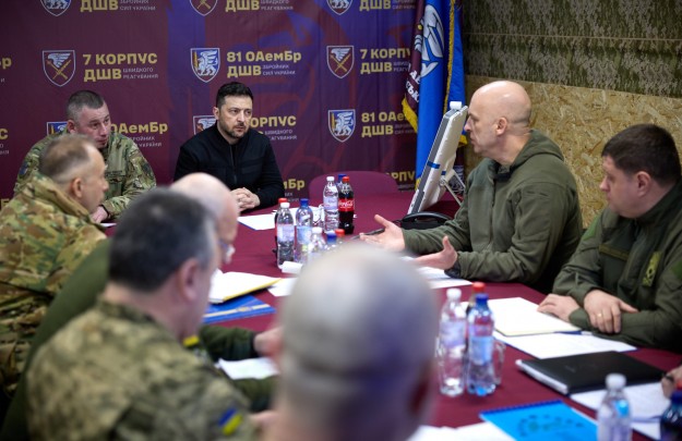 Президент провів нараду щодо безпекової ситуації на Донеччині