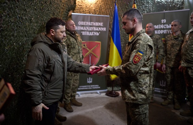 Президент зустрівся з командирами 11-го й 19-го армійських корпусів і всіма комбригами та відзначив воїнів із цих підрозділів державними нагородами